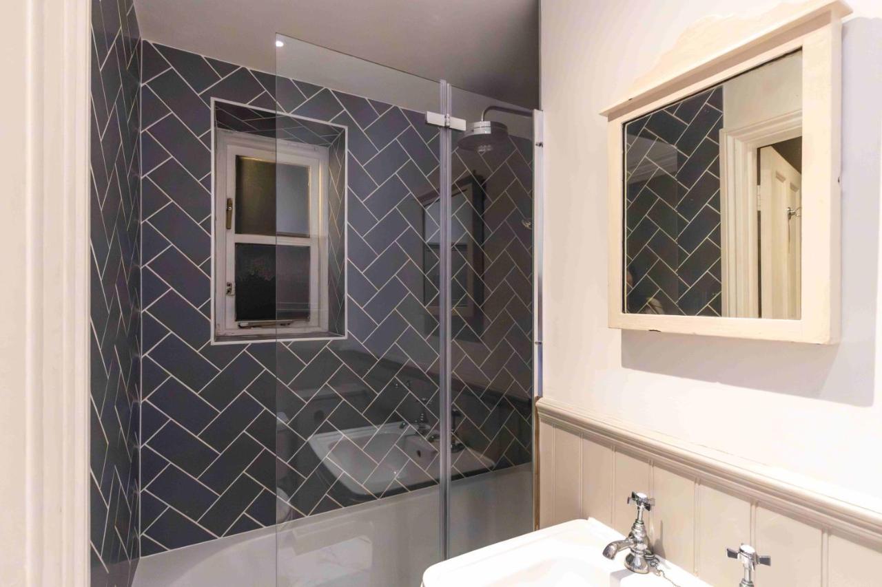 Shared Guest House 5 Mins Walk From Vauxhall And Nine Elms Station With Off-Site Parking Near Us Embassy Londra Esterno foto
